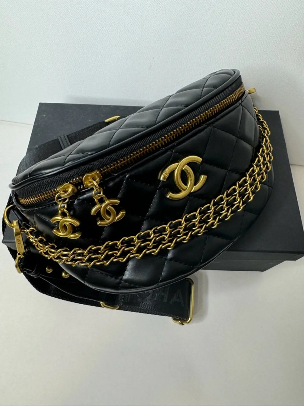 CHANEL MAKEUP BAG GWP - Picture 4 of 10